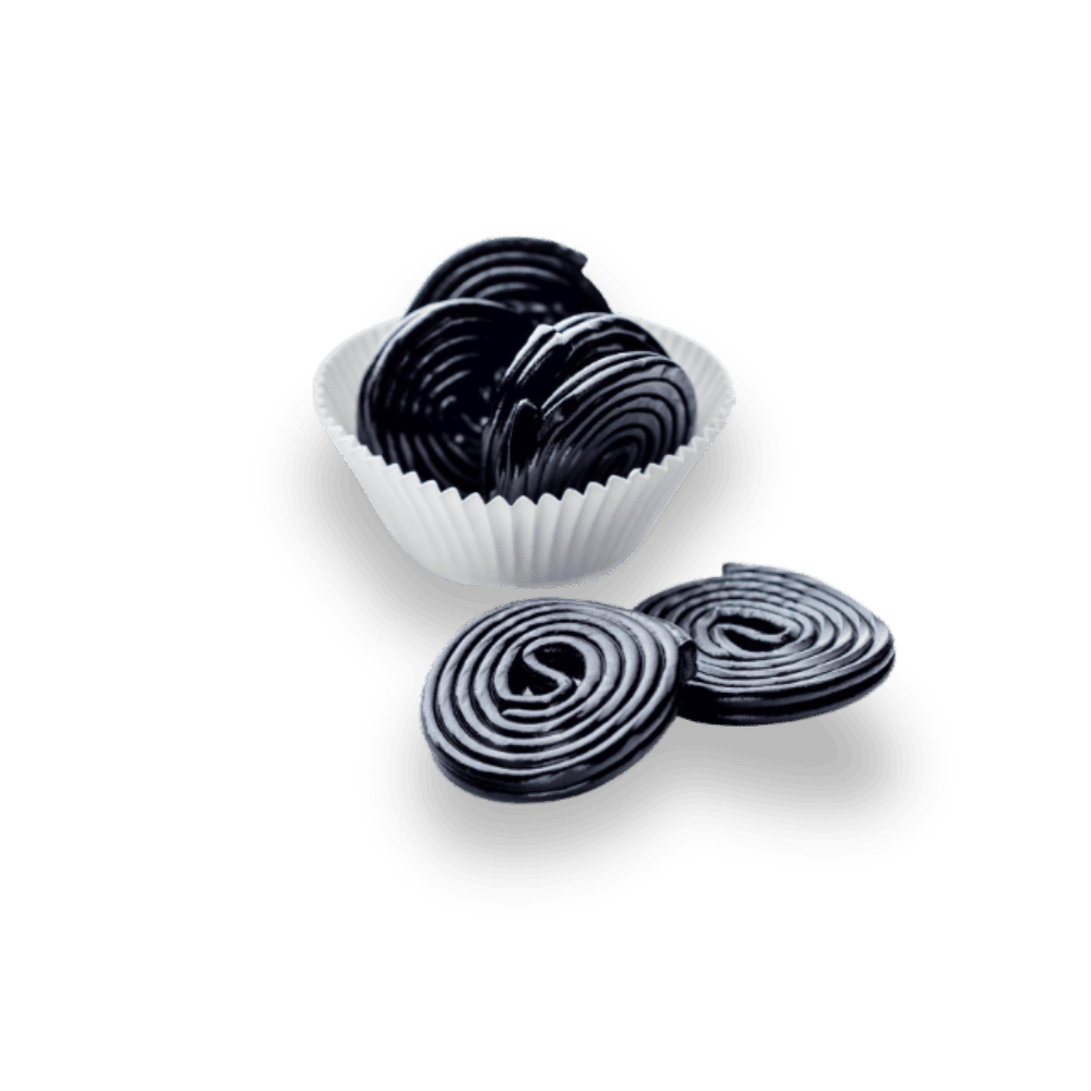 Schwarze Lakritz-Schnecken in und neben einer weißen Papierform